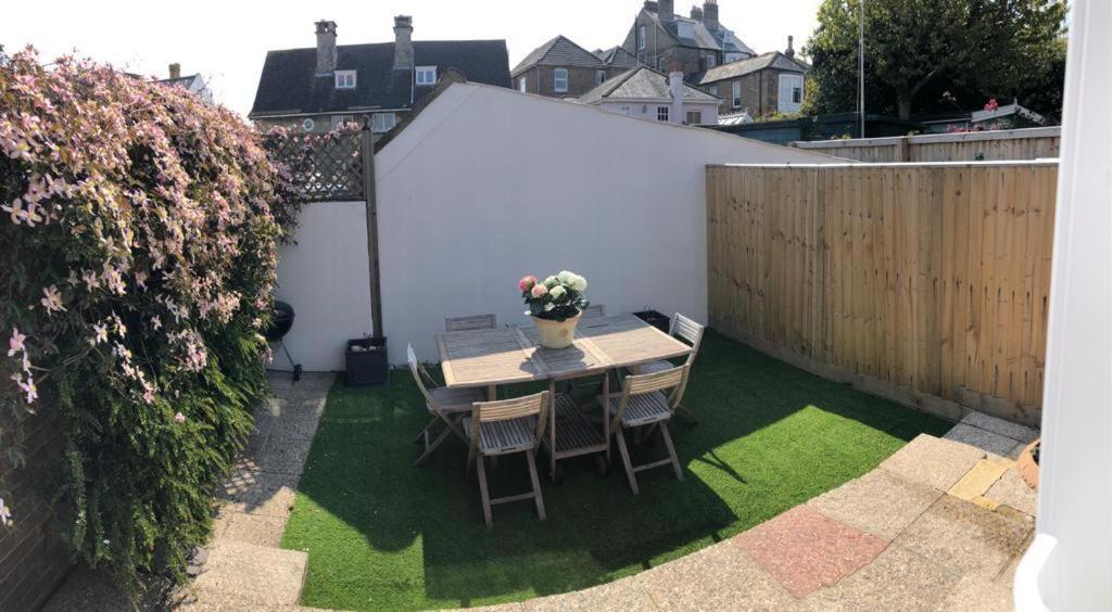 Trafalgar, Lovely Ground Floor Flat With Outside Patio Garden, Minutes Walk To Seafront Seaview Luaran gambar